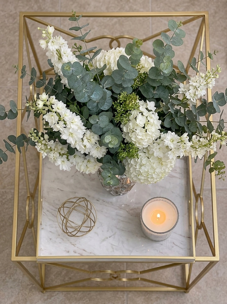 Set de Decoración "Elegancia Neutra": Mesa Auxiliar Dorada y Acentos de Lujo