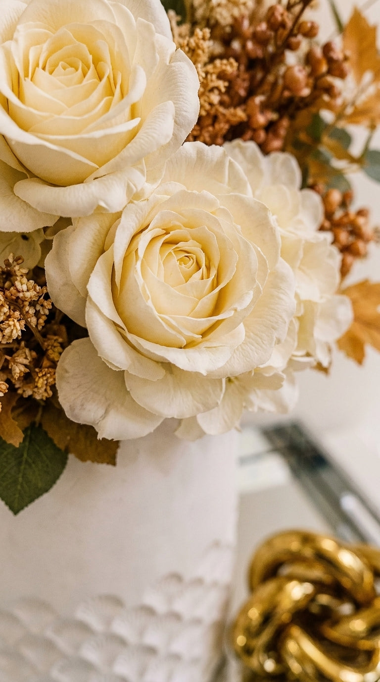 Set Decorativo de 2 Piezas: Florero con Arreglo Premium y Nudo Dorado