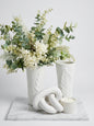Set Decorativo "Pureza Minimalista": 6 Piezas en Cerámica Blanca con Bandeja Dorada