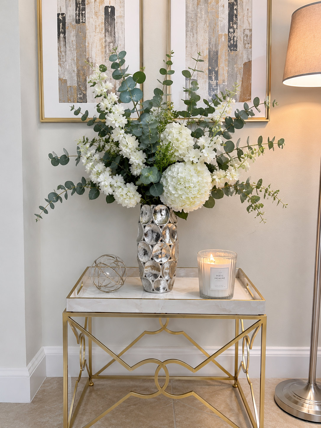 Set de Decoración "Elegancia Neutra": Mesa Auxiliar Dorada y Acentos de Lujo