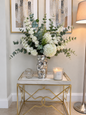 Set de Decoración "Elegancia Neutra": Mesa Auxiliar Dorada y Acentos de Lujo