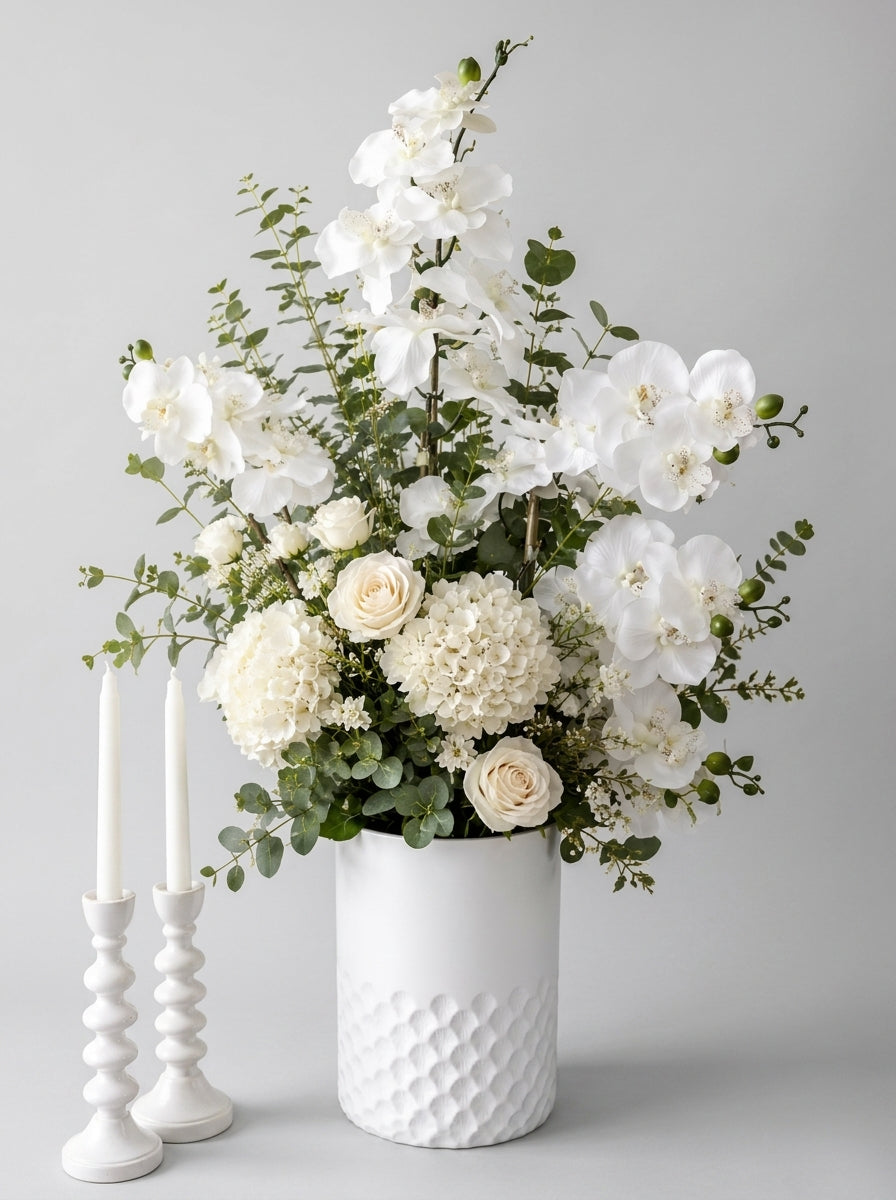Centro de Mesa "Elegancia Blanca": Florero Texturizado con Arreglo Exuberante