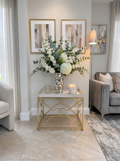 Set de Decoración "Elegancia Neutra": Mesa Auxiliar Dorada y Acentos de Lujo