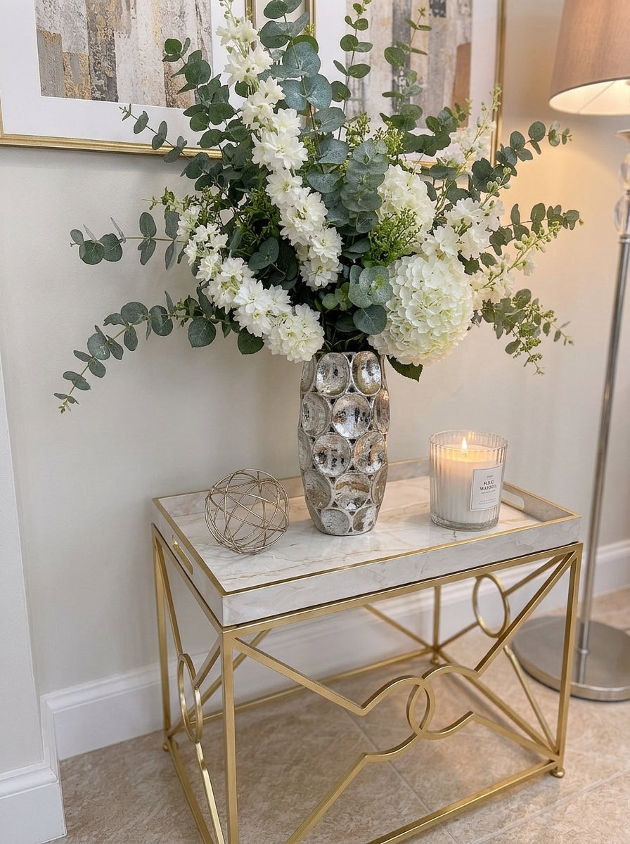 Set de Decoración "Elegancia Neutra": Mesa Auxiliar Dorada y Acentos de Lujo