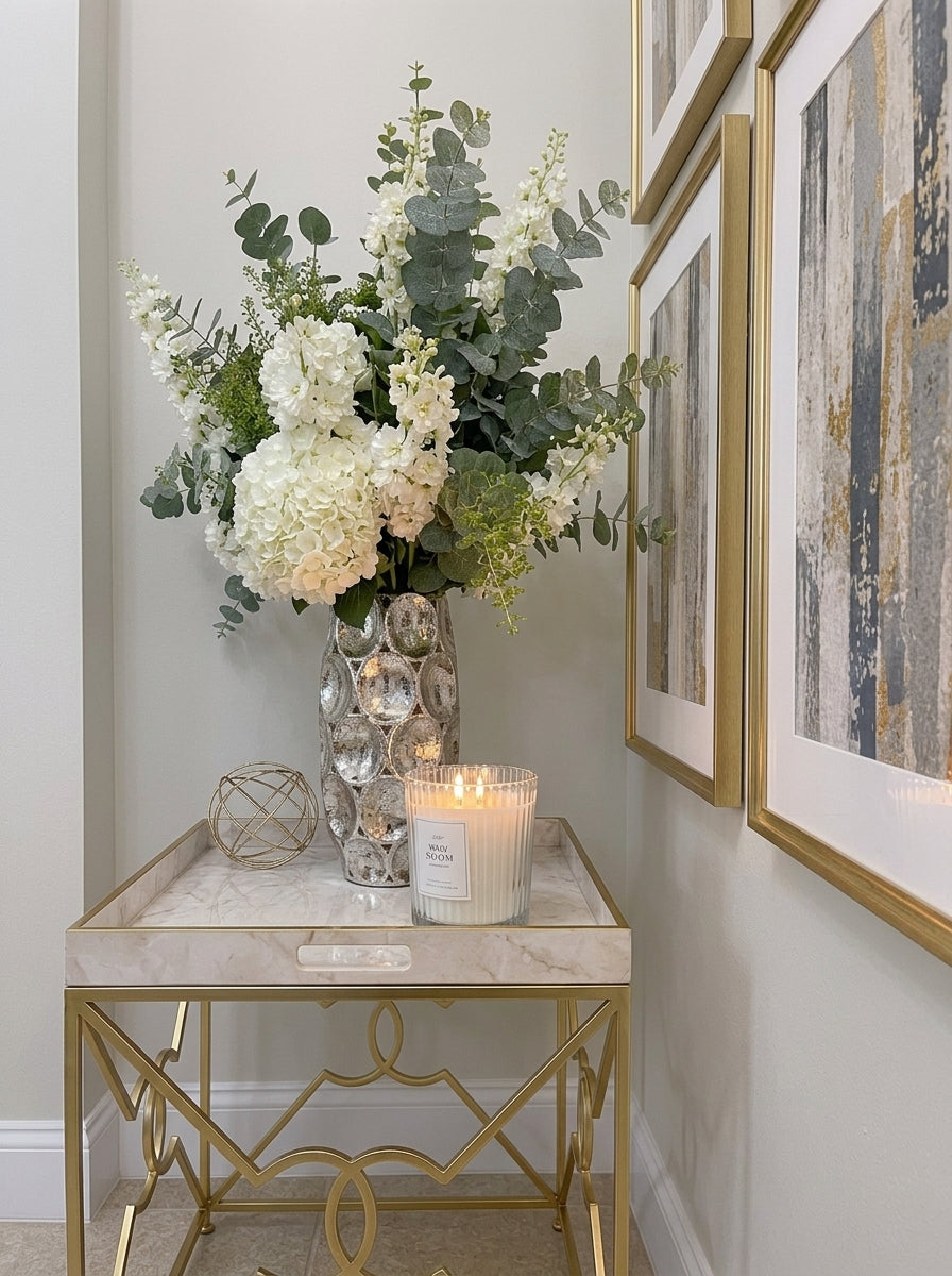 Set de Decoración "Elegancia Neutra": Mesa Auxiliar Dorada y Acentos de Lujo