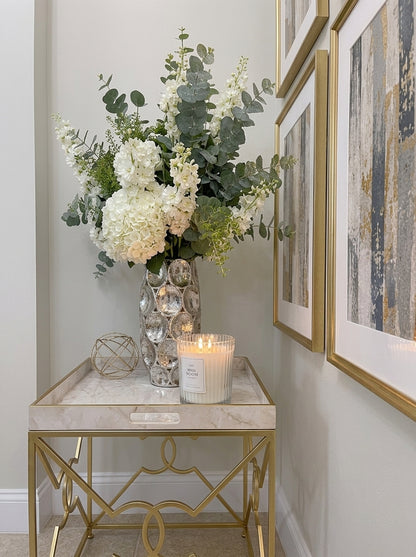 Set de Decoración "Elegancia Neutra": Mesa Auxiliar Dorada y Acentos de Lujo