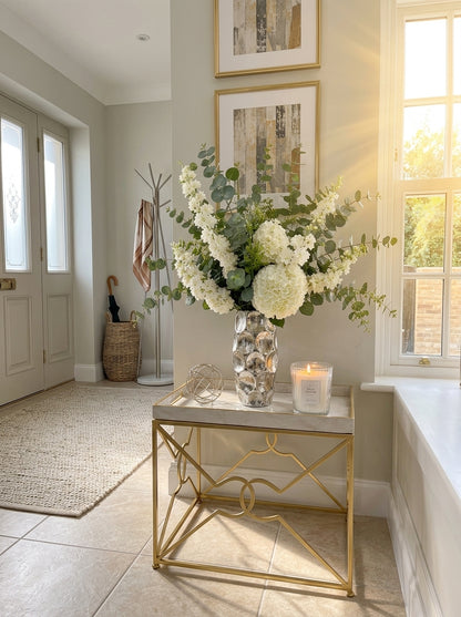 Set de Decoración "Elegancia Neutra": Mesa Auxiliar Dorada y Acentos de Lujo