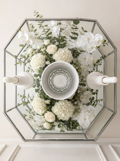 Centro de Mesa "Elegancia Blanca": Florero Texturizado con Arreglo Exuberante