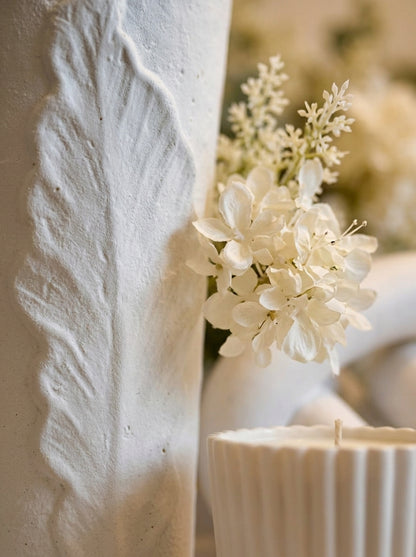 Set Decorativo "Pureza Minimalista": 6 Piezas en Cerámica Blanca con Bandeja Dorada