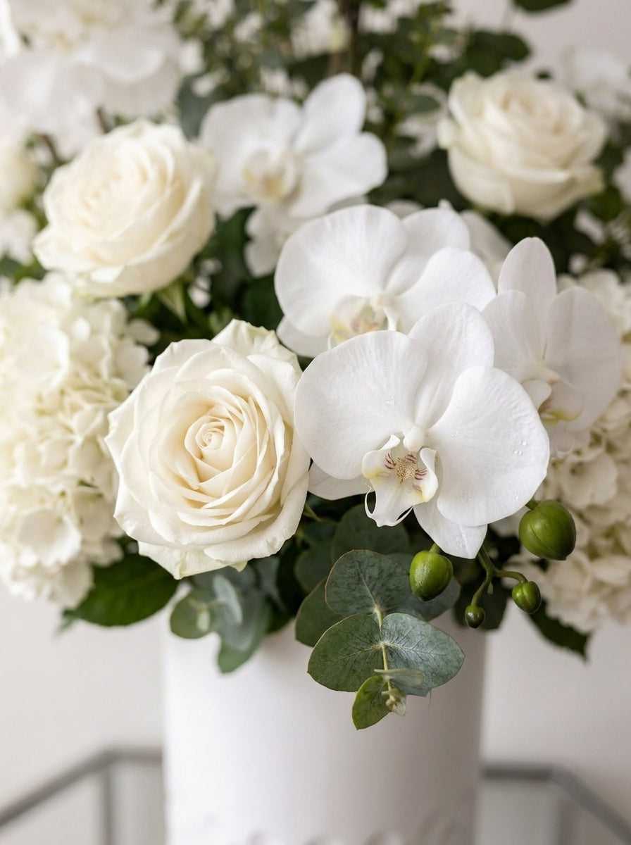 Centro de Mesa "Elegancia Blanca": Florero Texturizado con Arreglo Exuberante
