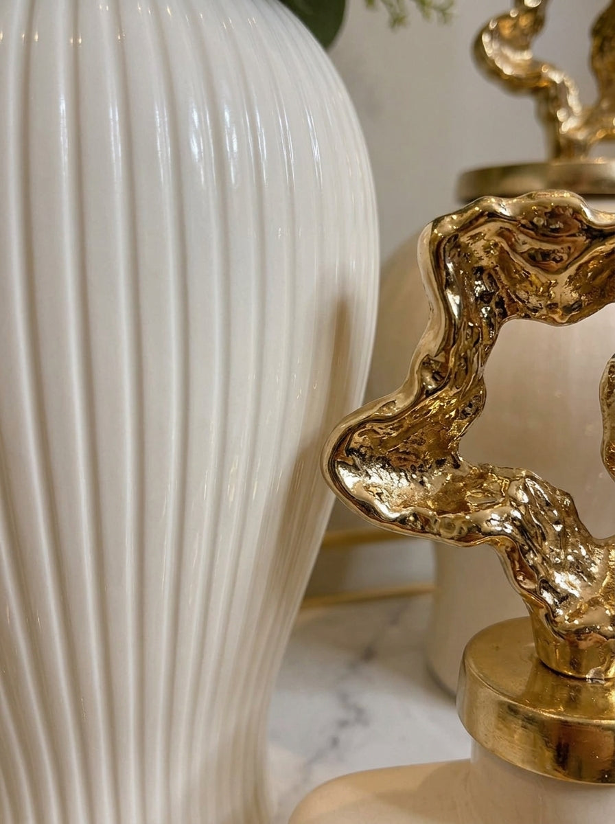 Set Decorativo "Brillo y Sofisticación": 6 Piezas con Bandeja Espejada y Acentos Dorados