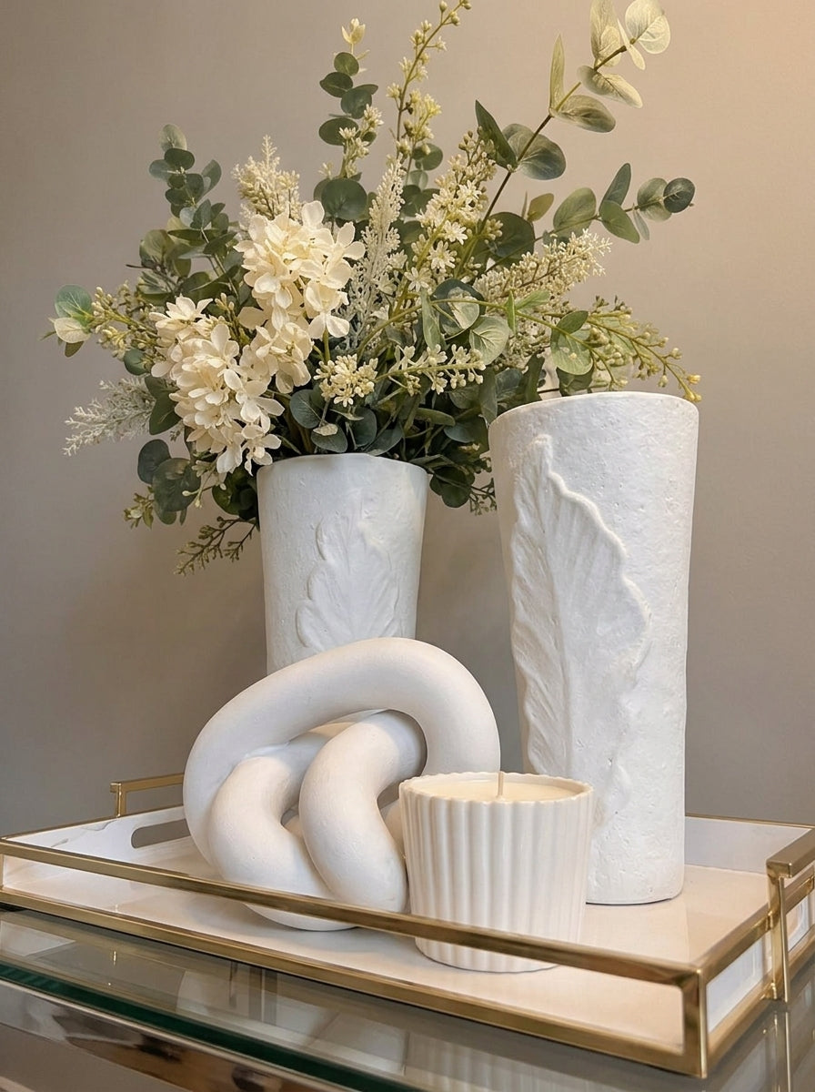 Set Decorativo "Pureza Minimalista": 6 Piezas en Cerámica Blanca con Bandeja Dorada