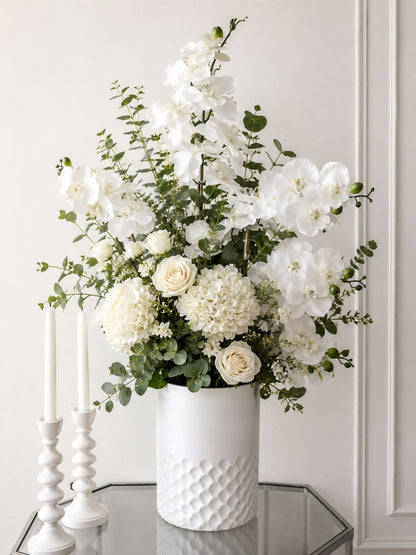 Centro de Mesa "Elegancia Blanca": Florero Texturizado con Arreglo Exuberante